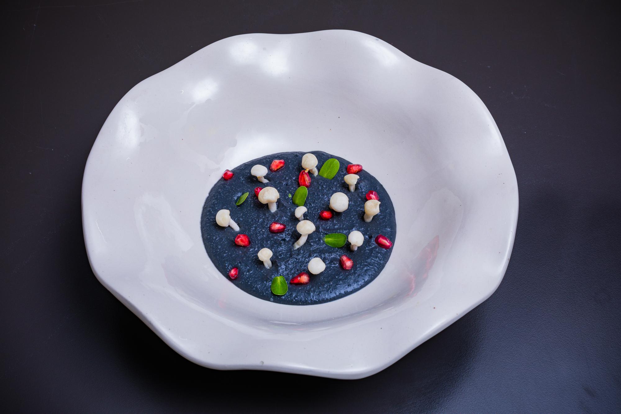Kreacyjne danie degustacyjne na talerzu ceramicznym
